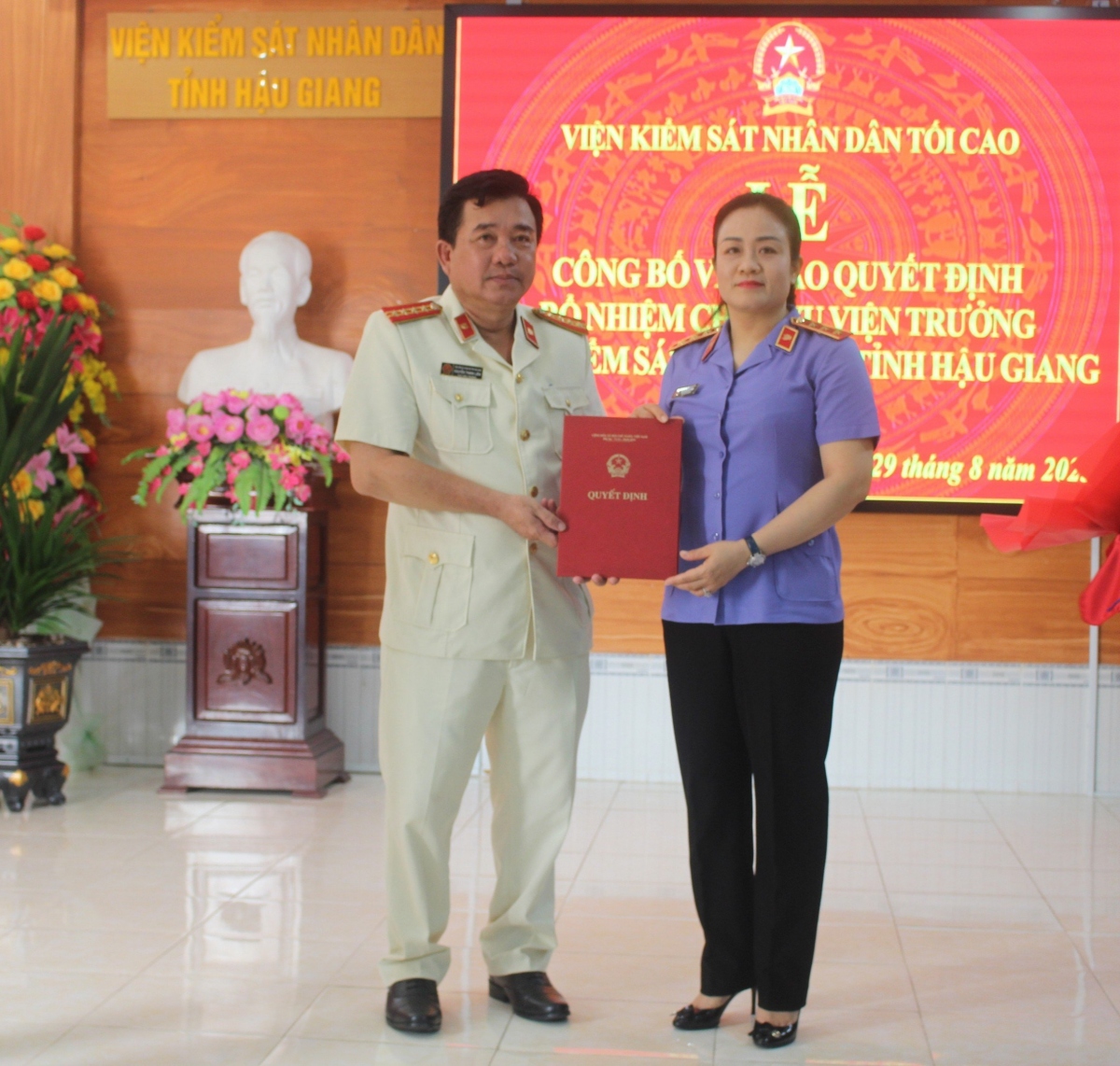 Phó Viện trưởng Viện Kiểm sát nhân dân tối cao Nguyễn Hải Trâm trao quyết định bổ nhiệm Viện trưởng Viện Kiểm sát nhân dân tỉnh Hậu Giang cho ông Nguyễn Thanh Liêm.