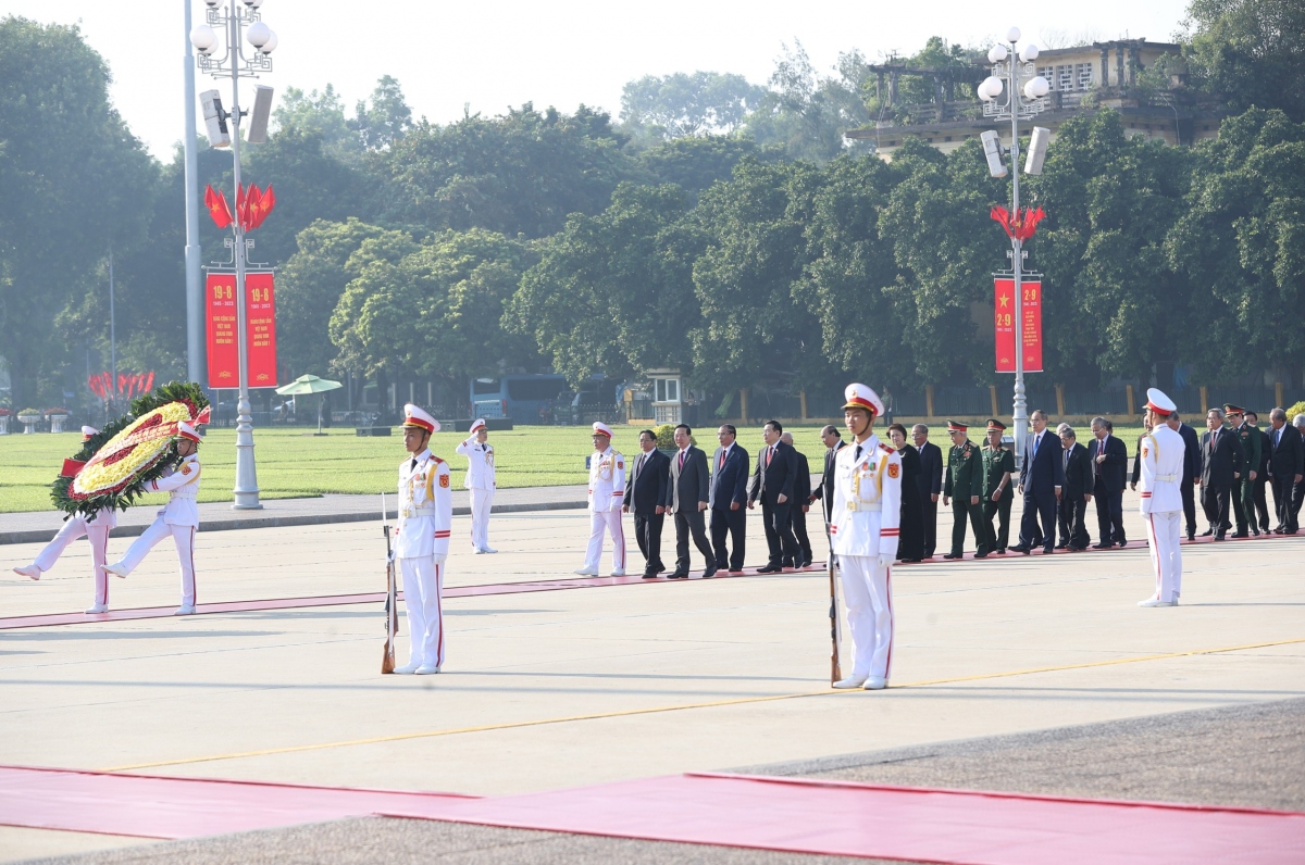 Lãnh đạo, nguyên lãnh đạo Đảng, Nhà nước cùng các bộ, ngành và thành phố Hà Nội đến đặt vòng hoa và vào Lăng viếng Chủ tịch Hồ Chí Minh. (Ảnh: Quang Phúc)