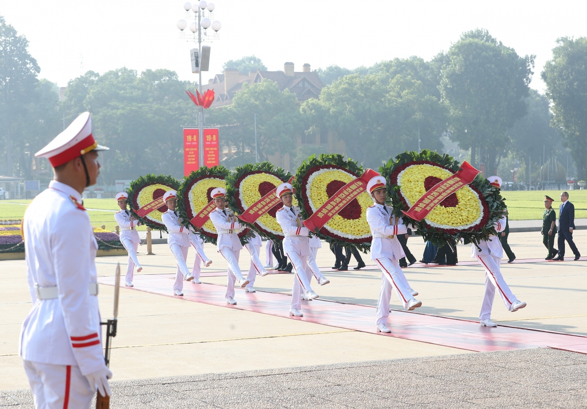 Vòng hoa của Đoàn mang dòng chữ "Đời đời nhớ ơn Chủ tịch Hồ Chí Minh vĩ đại".