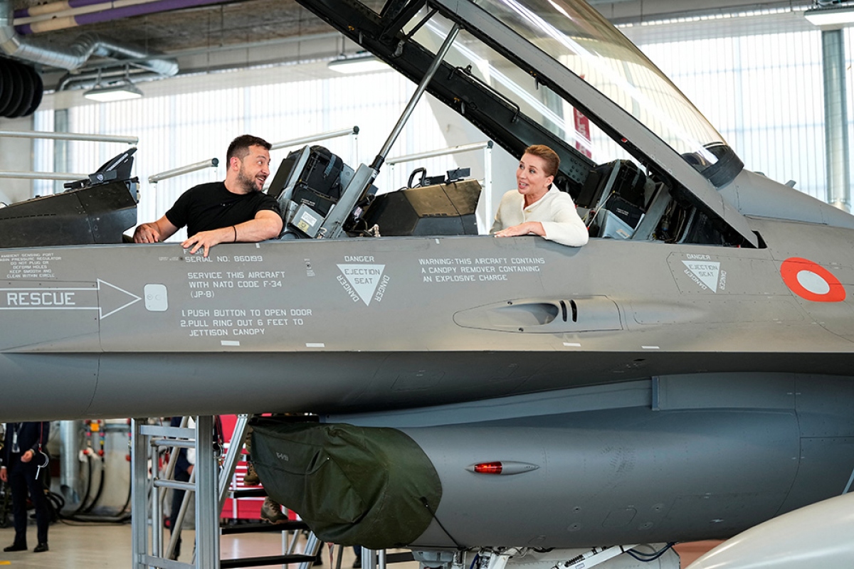 Tổng thống Ukraine Volodymyr Zelensky và Thủ tướng Đan Mạch Mette Frederiksen ngồi trên tiêm kích F-16 ở căn cứ Không quân Skrydstrup hôm 20/8. Ảnh: Reuters
