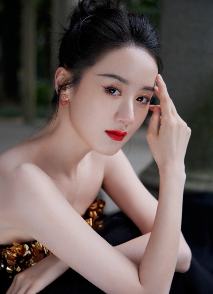 Diễn viên Viên Băng Nghiên, nổi tiếng với biệt danh "Mỹ nhân cổ trang màn ảnh Hoa ngữ" đang đối mặt với nhiều khó khăn sau khi bị cáo buộc trốn thuế. Cụ thể, Cục Thanh tra số 7 của Cục Thuế thành phố Trùng Khánh đã truy tố cô về việc trốn nộp thuế, tính phí chậm nộp và phạt tổng cộng gần 3 triệu NDT (khoảng 412,000 USD). Ngay sau khi tin tức nổ ra, người hâm mộ phát hiện Viên Băng Nghiên đã bị cấm phát ngôn trên mạng xã hội Weibo, với lý do vi phạm pháp luật. Động thái cấm vận mạnh tay và nhanh chóng này làm rộ lên nghi vấn quá trình "phong sát" nữ diễn viên đã chính thức bắt đầu. Hàng loạt bộ phim sắp lên sóng như "Khuynh Thành Diệc Thanh Hoan"; "Mùa Hoa Rơi Gặp Lại Chàng"; "Lôi Đình Lệnh" do cô đóng nhiều khả năng sẽ bị "đắp chiếu" mãi mãi.