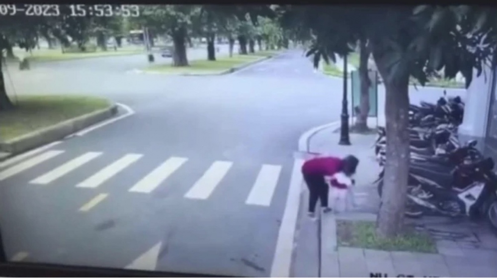 Nghi can Giáp Thị Huyền Trang và cháu bé. Ảnh cắt từ clip 