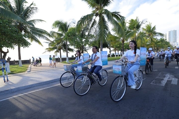 Lọ Lem và Hạt Dẻ (tên thân mật của 2 con gái nhà MC Quyền Linh) diện áo thun trắng, quần jeans xuất hiện bên cạnh bố mẹ. Hai ái nữ nhà Quyền Linh cũng hào hứng tham gia đạp xe trên đường phố Nha Trang, kêu gọi bảo vệ môi trường.