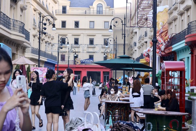 Carnaby pedestrian street is located inside the Rue de Charme complex of Ha Dinh new urban area in Thanh Xuan district.