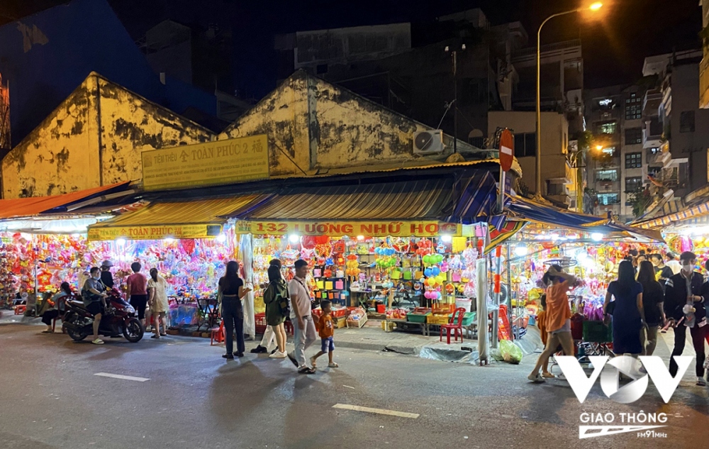 Chinatown is home to hundreds of shops and kiosks that are now displaying colourful lanterns for this year’s full moon festival (Mid-Autumn Festival).