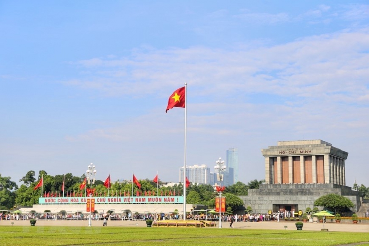Người dân xếp hàng vào Lăng Bác sáng 2/9. (Ảnh: Tuấn Đức/TTXVN)