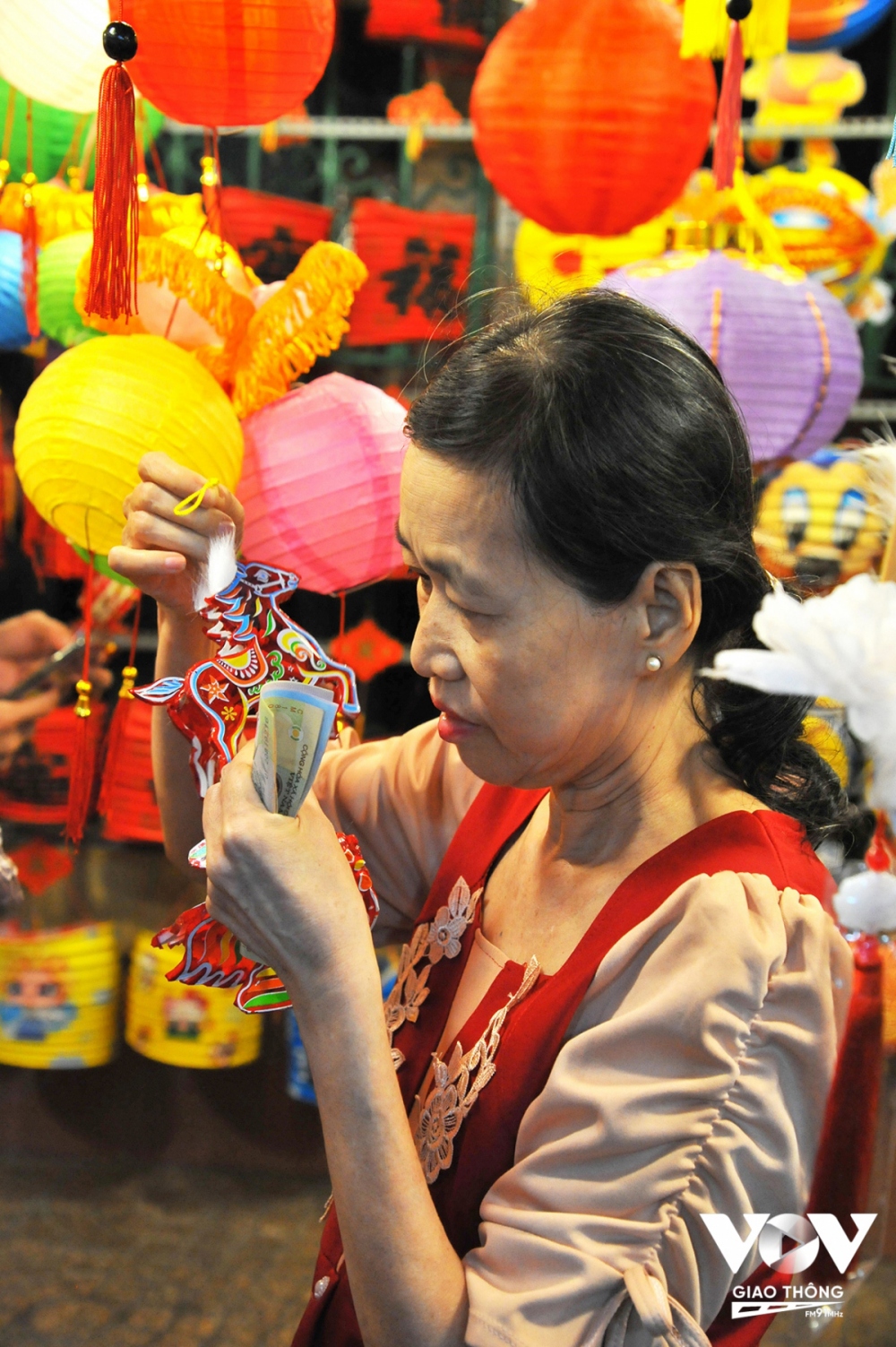 My Quy, a small trader in the lantern town, says this year’s lantern prices vary, from just VND25,000 to several hundred thousands, depending on sizes and types. Many large-sized or meticulously crafted lanterns cost hundreds of thousands of VND.