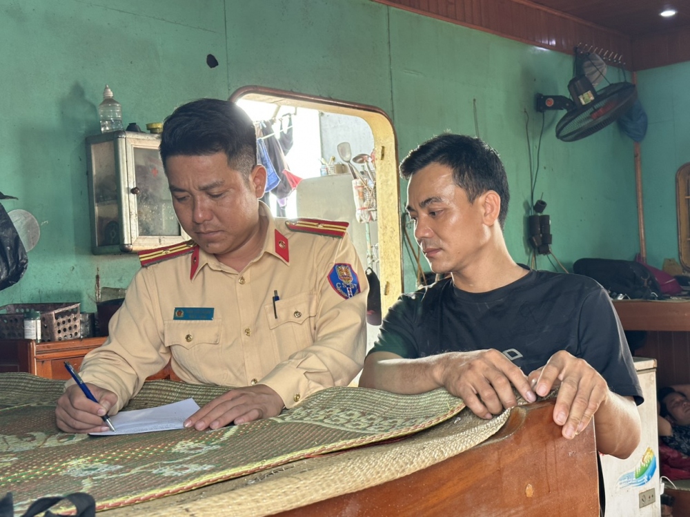 Cảnh sát giao thông lập biên bản tàu vi phạm
