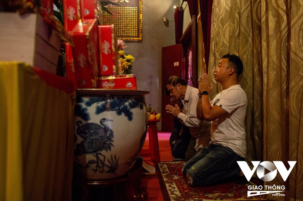 Người dân khi vào hậu cung đều kính cẩn chắp tay, quỳ gối xin Ngài độ cho bình an.