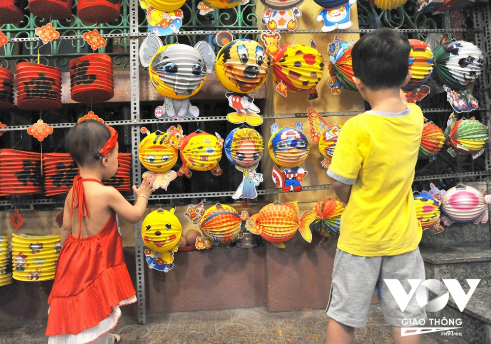 These children’s eyes are glued firmly to the colourful lanterns on display.