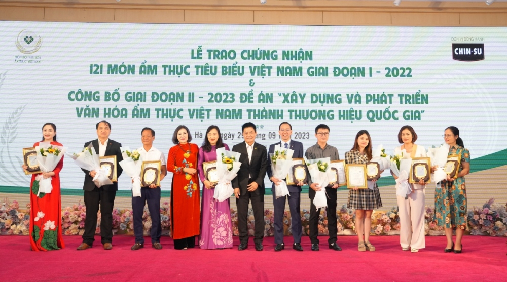Trao chứng nhận 121 món ẩm thực tiêu biểu giai đoạn I - 2022. Ảnh: BTC