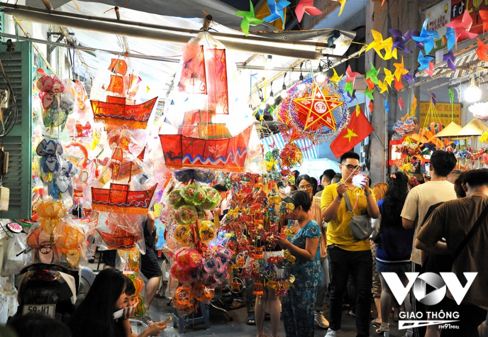 The lantern town is open from 7pm to 9pm, and on weekends this place is often crowded with people.