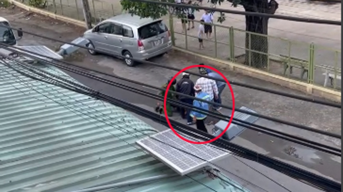 Lực lượng công an và người dân khống chế đối tượng. (Ảnh: Cắt từ video)