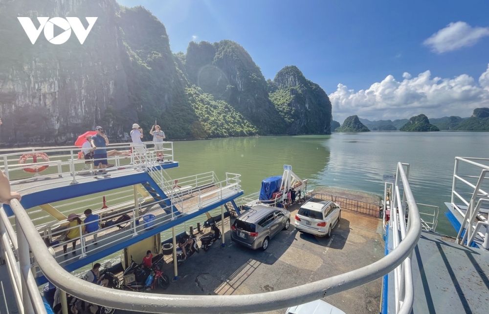 Apart from going to the Ha Long in Quang Ninh or Cat Ba Island in Hai Phong for separate tours, visitors can experience "traveling through" the heritage area by ferry, connecting Tuan Chau island (Ha Long) and Gia Luan harbor (Cat Ba).