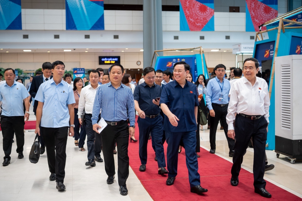 Cùng dự chương trình tổng duyệt có Phó Chủ tịch Thường trực Quốc hội Trần Thanh Mẫn, Trưởng Ban Tổ chức hội nghị và các thành viên trong Ban tổ chức Hội nghị. 