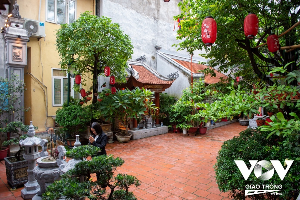Cũng trong khuôn viên của ngôi đền, khi đi từ ngoài đường vào sân, phía bên tay trái có Nhà bia tưởng niệm liệt sĩ của phường Cửa Đông.