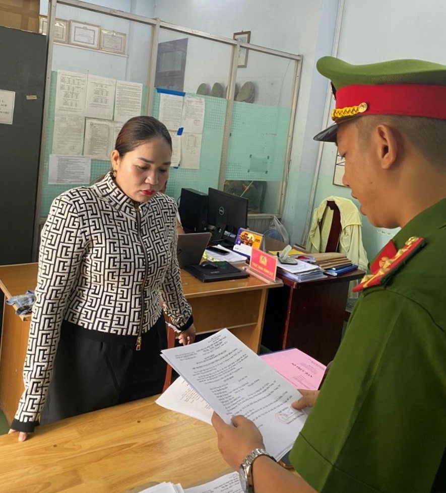 Cơ quan Cảnh sát điều tra Công an huyện Hòa Vang tống đạt quyết định bắt tạm giam đối với Nguyễn Thị Liễu.