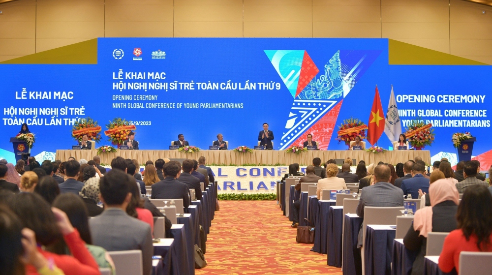Hội nghị Nghị sĩ trẻ toàn cầu lần thứ 9 khai mạc tại Trung tâm Hội nghị quốc gia dưới sự chủ trì của bà Emma Tangi Muteka, Nghị sĩ Namibia, Thành viên Ban Lãnh đạo Diễn đàn Nghị sĩ trẻ IPU.