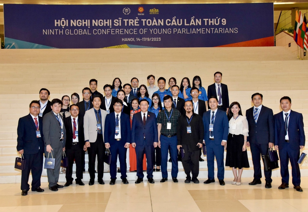 Chủ tịch Quốc hội Vương Đình Huệ với 20 thanh niên Việt Nam tiêu biểu tham dự Hội nghị.