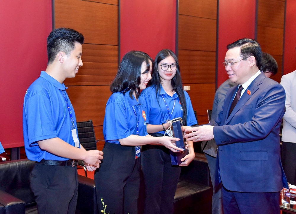 Chủ tịch Quốc hội Vương Đình Huệ trao qua lưu niệm thanh niên Việt Nam tiêu biểu tham dự Hội nghị.