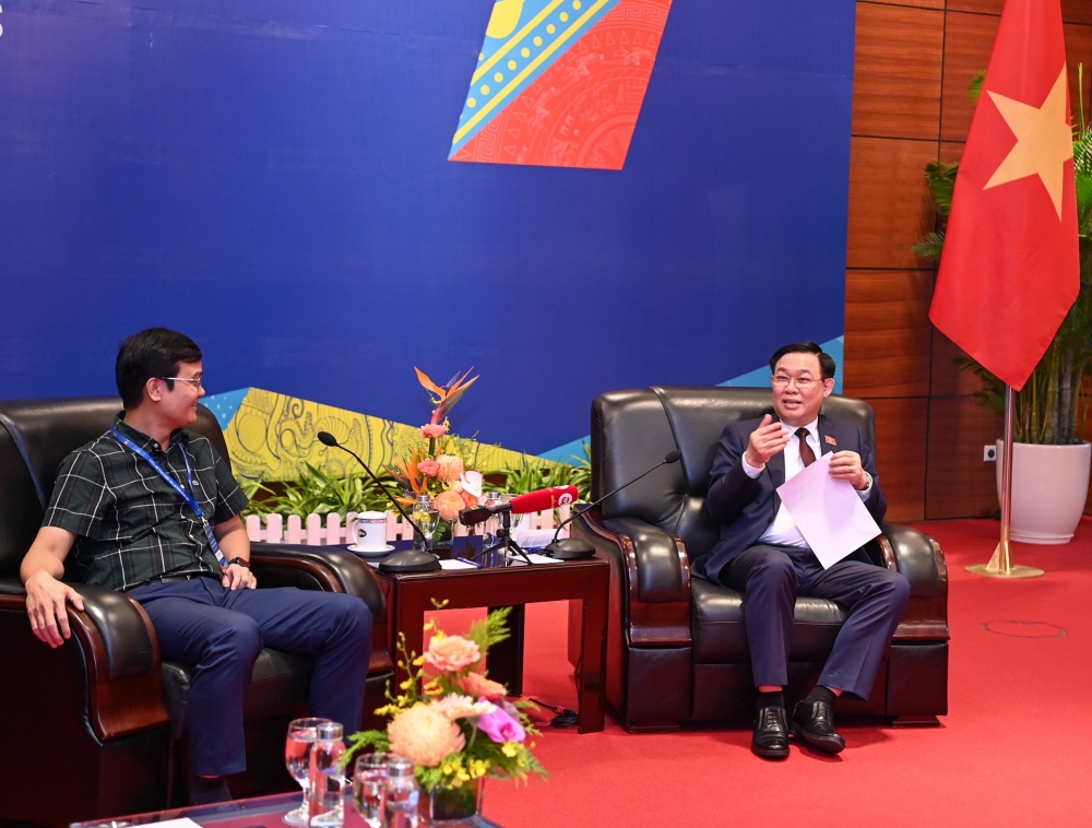 Chủ tịch Quốc hội Vương Đình Huệ với Ủy viên dự khuyết Trung ương, Bí thư thứ nhất Trung ương Đoàn TNCS Hồ Chí Minh Bùi Quang Huy.