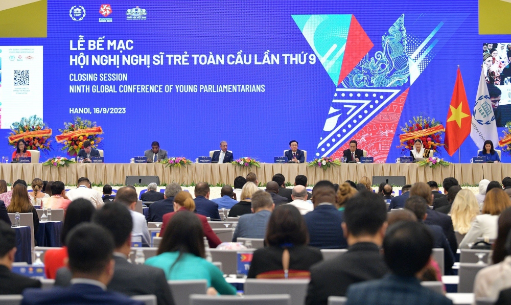 Chủ tịch Quốc hội Vương Đình Huệ, Phó Chủ tịch thường trực Quốc hội Trần Thanh Mẫn và lãnh đạo IPU chủ trì phiên bế mạc hội nghị