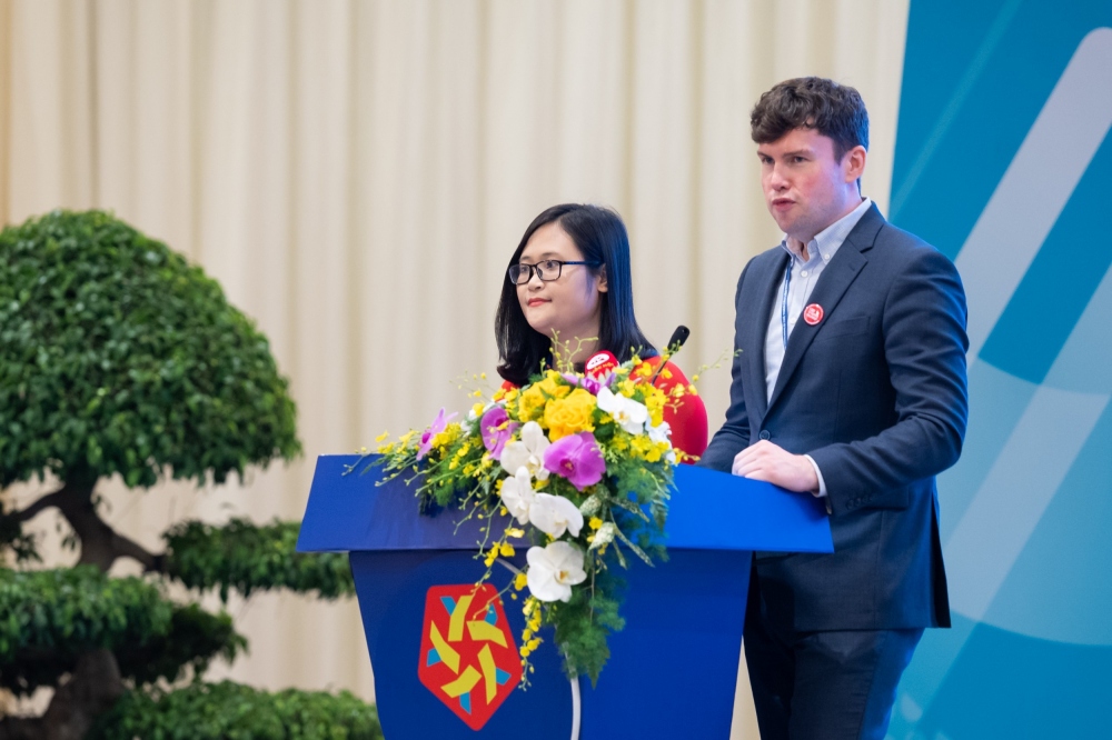 Ông Dan Carden - Chủ tịch Diễn đàn Nghị sĩ trẻ và bà Hà Ánh Phượng - Đại biểu Quốc hội Việt Nam trình bày Tuyên bố của Hội nghị