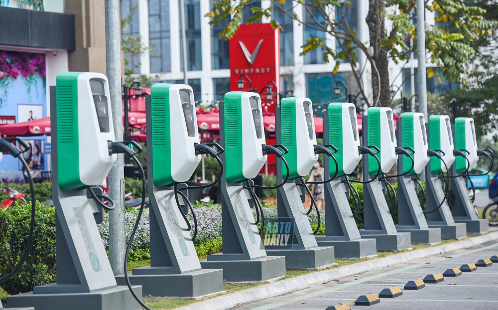 Bộ GTVT cũng đã đề xuất ưu đãi đầu tư, hỗ trợ lãi suất vốn vay sản xuất hoặc nhập khẩu trang thiết bị, linh kiện để sản xuất trụ sạc điện, xây dựng hạ tầng trạm sạc, đặc biệt là trụ sạc nhanh
