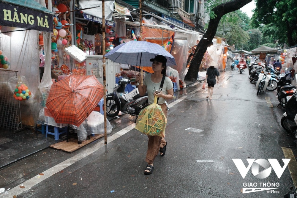 Rất ít khách tới mua đồ chơi Trung thu.