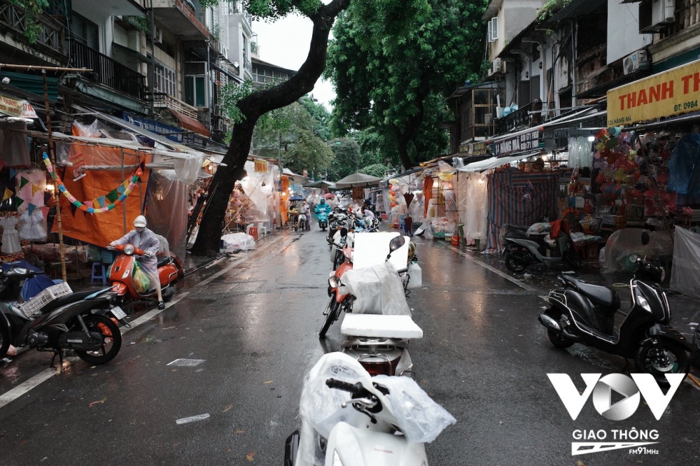 Cả phố vắng tanh.