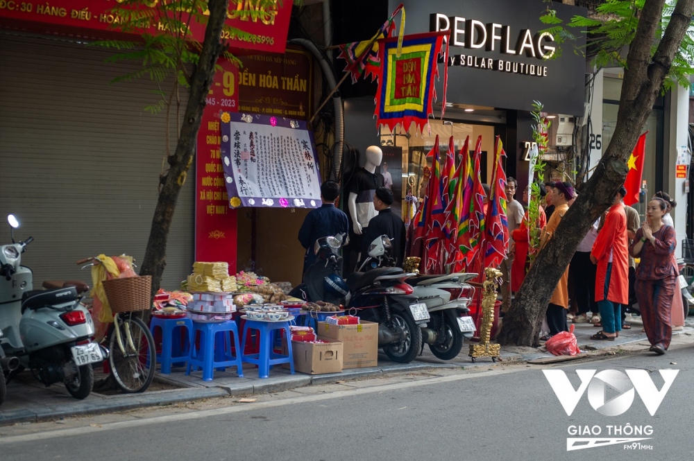 Trước đó, vào ngày 12/7 âm lịch, nhân ngày rằm tháng 7 đền Hỏa Thần đã làm lễ cúng vào hè, đồng thời tổ chức cầu siêu độ âm theo truyền thống dân gian.