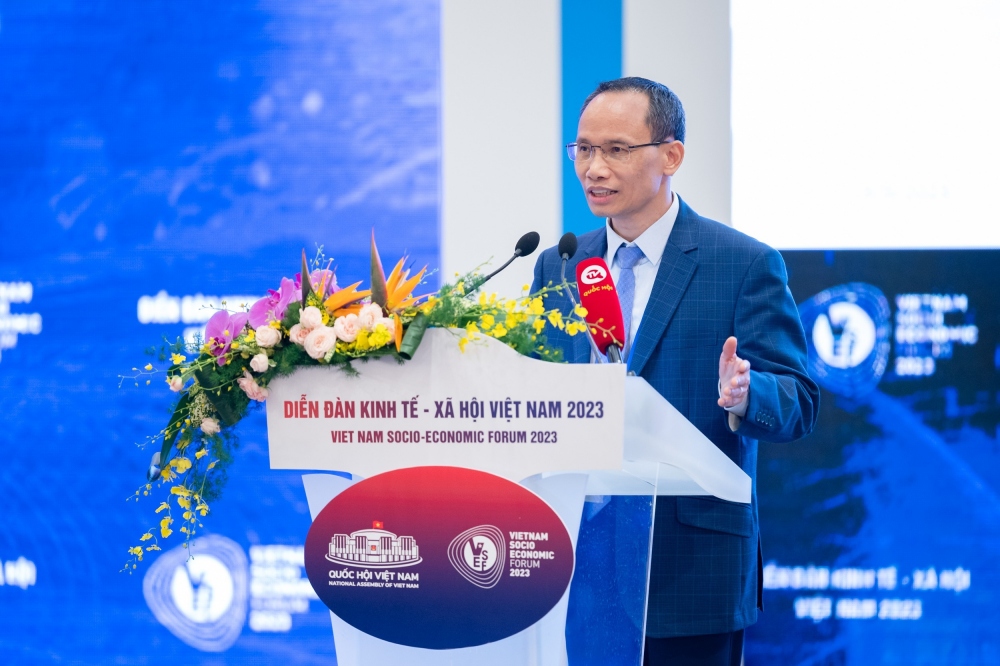 TS. Cấn Văn Lực trình bày tham luận tại Diễn đàn Kinh tế - xã hội 2023