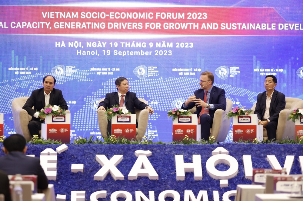 Các chuyên gia trao đổi tại Diễn đàn Kinh tế - Xã hội Việt Nam 2023