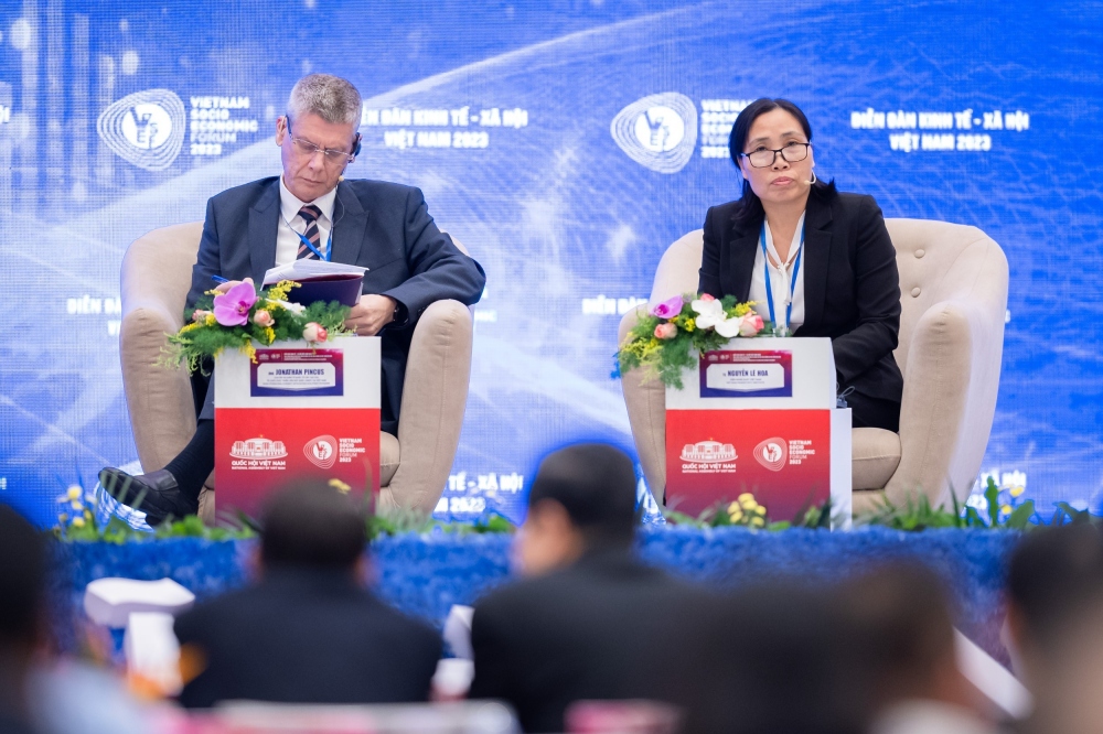 TS Nguyễn Lê Hoa cùng các chuyên gia trao đổi tại Diễn đàn KT-XH Việt Nam 2023