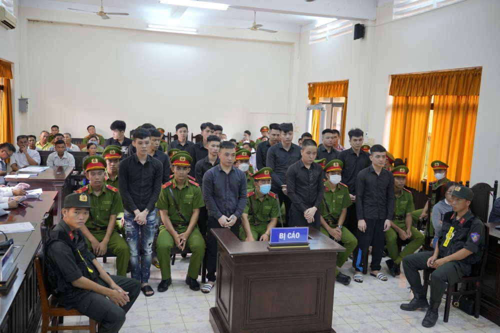 Bị cáo Văn Công Nghĩa và đồng phạm tại phiên tòa xét xử.