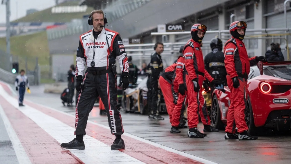 David Harbour hóa tay đua trong "Gran Turismo"