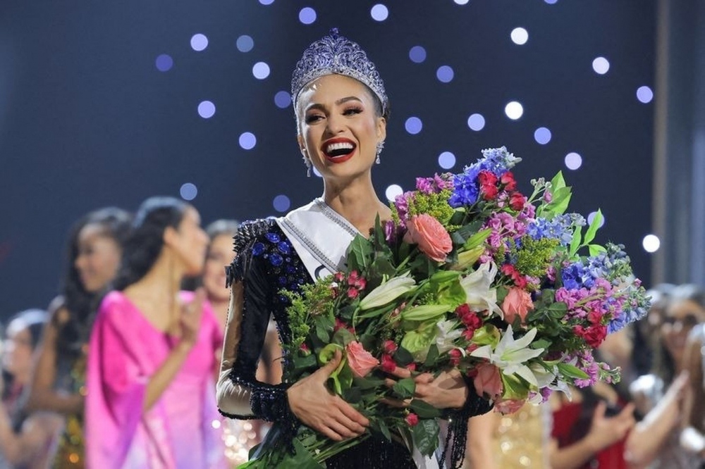 Trong thông báo mới, Ban Tổ chức cuộc thi Hoa hậu Hoàn vũ viết: "Tổ chức Hoa hậu Hoàn vũ xin thông báo sẽ xóa bỏ giới hạn độ tuổi đối với cuộc thi Hoa hậu Hoàn vũ (Miss Universe) và những cuộc thi khác liên quan. Thay đổi này sẽ áp dụng bắt đầu từ năm 2024 trên phạm vi toàn cầu. Kể từ bây giờ, phụ nữ thuộc mọi lứa tuổi đều có thể tham gia để giành vương miện Hoa hậu Hoàn vũ".