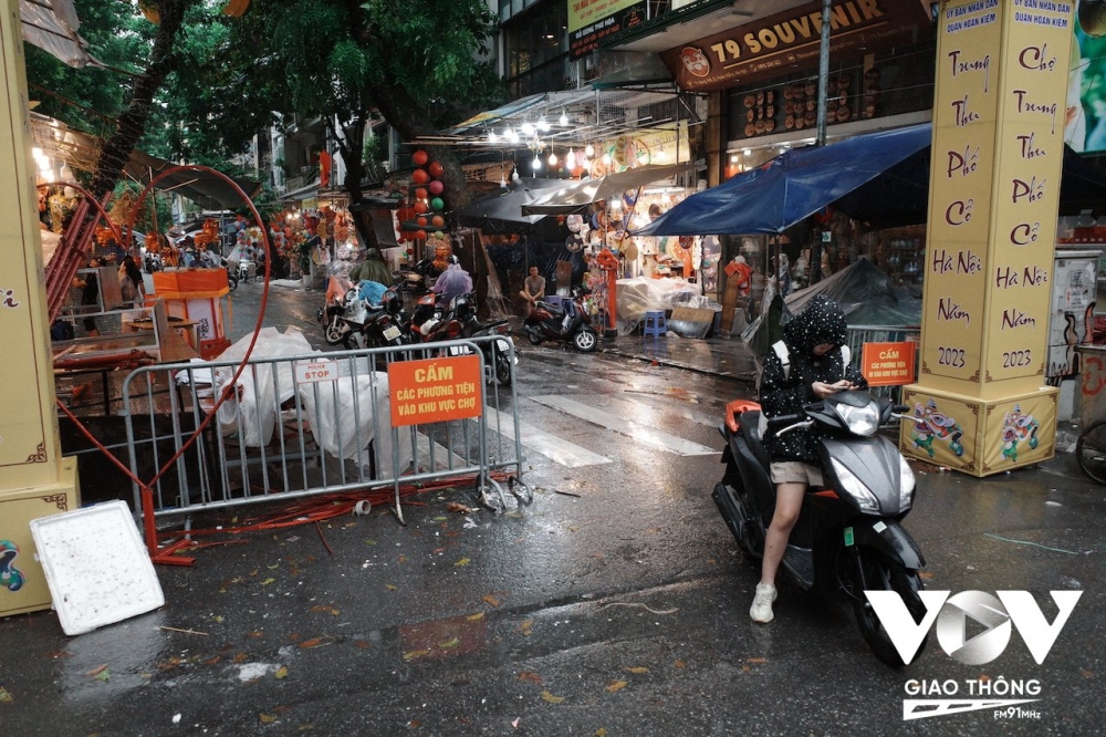 Cơn mưa lớn kéo dài từ đêm hôm trước tới tận chiều 28/9, tức ngày 14/8 âm lịch, khiến con phố Hàng Mã vốn là địa điểm thu hút nhiều người tới đây vui chơi dịp Trung thu trở nên vắng lặng.