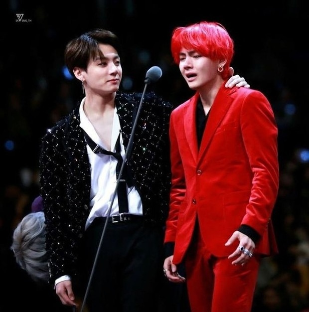 V (BTS) từng khóc nức nở trên sân khấu MAMA 2018.