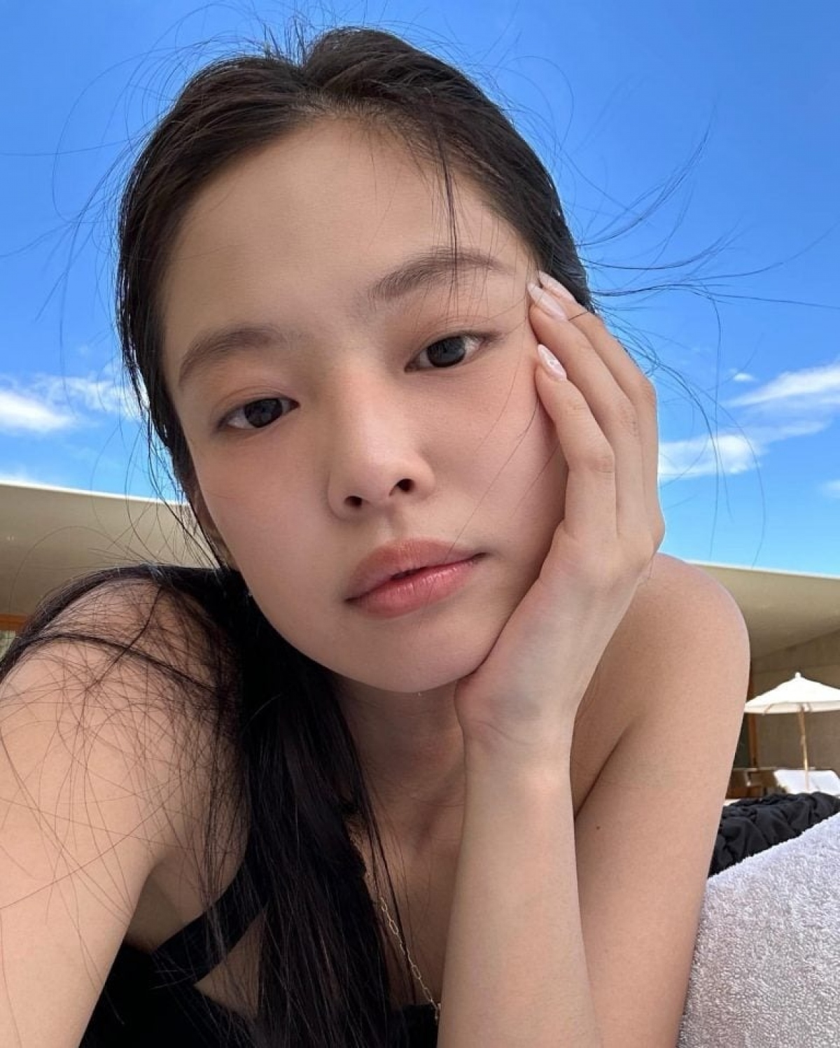 Dù không son phấn, Jennie vẫn rất rạng rỡ.