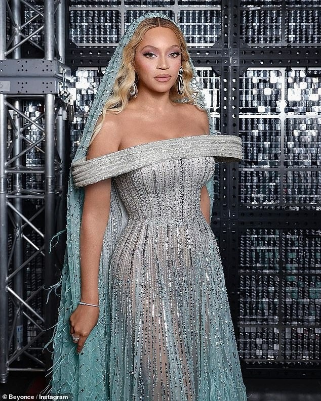 Trong lần dừng chân gần đây nhất ở Dallas nằm trong chuyến lưu diễn "Renaissance World Tour", Beyoncé đã gây sự chú ý lớn với chiếc váy màu xanh Tiffany bồng bềnh, được đính đá quý lấp lánh.