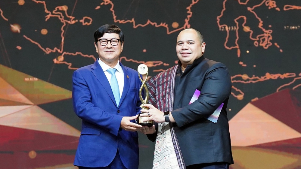 Ông Trần Hoài Nam - Phó Tổng Giám Đốc HDBank (bên trái) nhận Cúp vinh danh từ Ông Pandu Patria Sjahrir thuộc Hội đồng tư vấn kinh doanh ASEAN (bên phải)