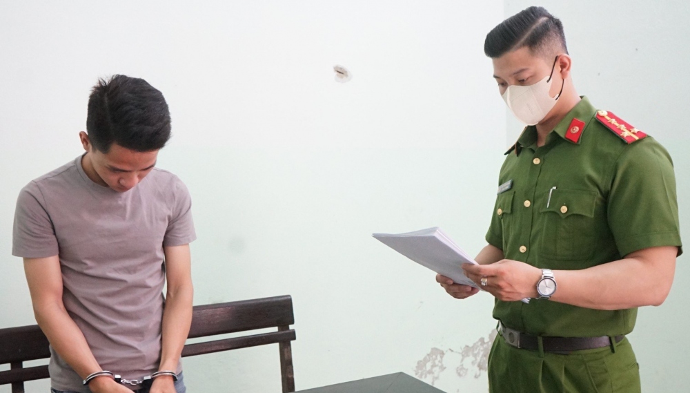 Cơ quan Cảnh sát điều tra Công an quận Hải Châu thực hiện lệnh bắt tạm giam đối với Hoàng Đức Nhu.