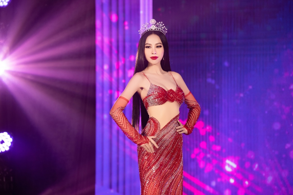 Mới đây, buổi lễ trao sash cho Á hậu Ngọc Hằng - đại diện Việt Nam tham gia cuộc thi Miss Intercontinental 2023 đã diễn ra tại TP.HCM. Tại sự kiện, Á hậu Ngọc Hằng "lột xác" với phong cách thời trang quyến rũ. Trước đó, người đẹp sinh năm 2003 thường trung thành với gu thời trang nữ tính. Cô cũng là người đẹp đầu tiên trong Top 3 Hoa hậu Việt Nam 2022 lên đường tham gia cuộc thi nhan sắc quốc tế trong năm nay.