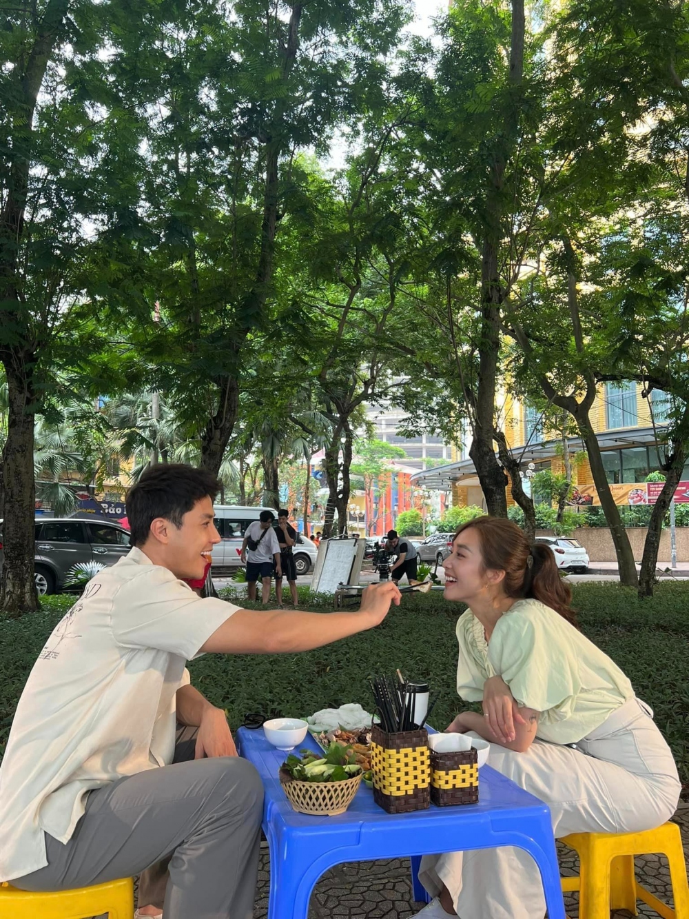 Thanh Sơn đã chia sẻ loạt ảnh hậu trường hạnh phúc bên "vợ" Khả Ngân.