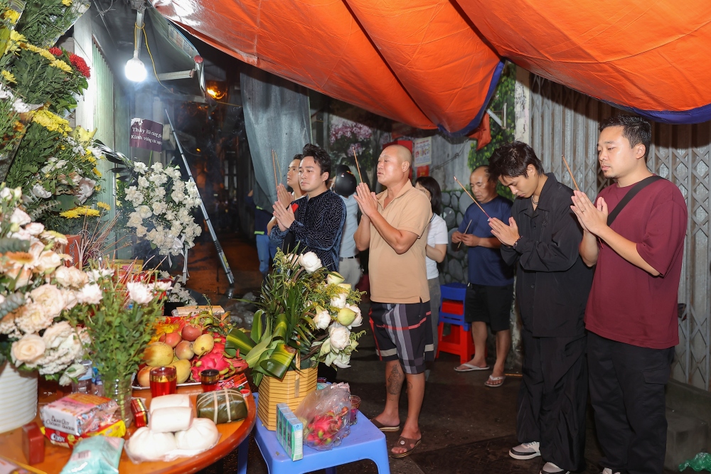 Ca sĩ Tùng Dương cùng Tăng Duy Tân và nhạc sĩ Nguyễn Hữu Vượng đến chung cư nơi xảy ra vụ cháy để tưởng niệm các nạn nhân. (Ảnh: Hải Dương)