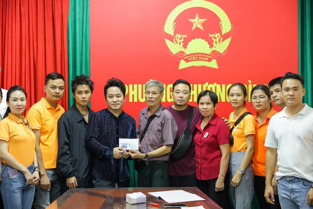 Tùng Dương đại diện trao tiền ủng hộ cho Uỷ ban MTTQ phường Khương Đình. (Ảnh: Hải Dương)