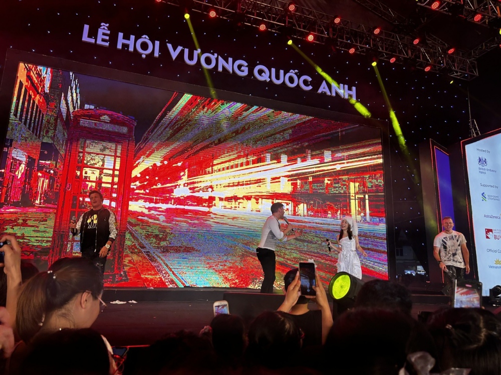 Many of their famous songs such as The Day We Find Love, Body Shakin', Love Sensation, and Private Number make generations of the audience relive their youth. (Photo: arttimes.vn)