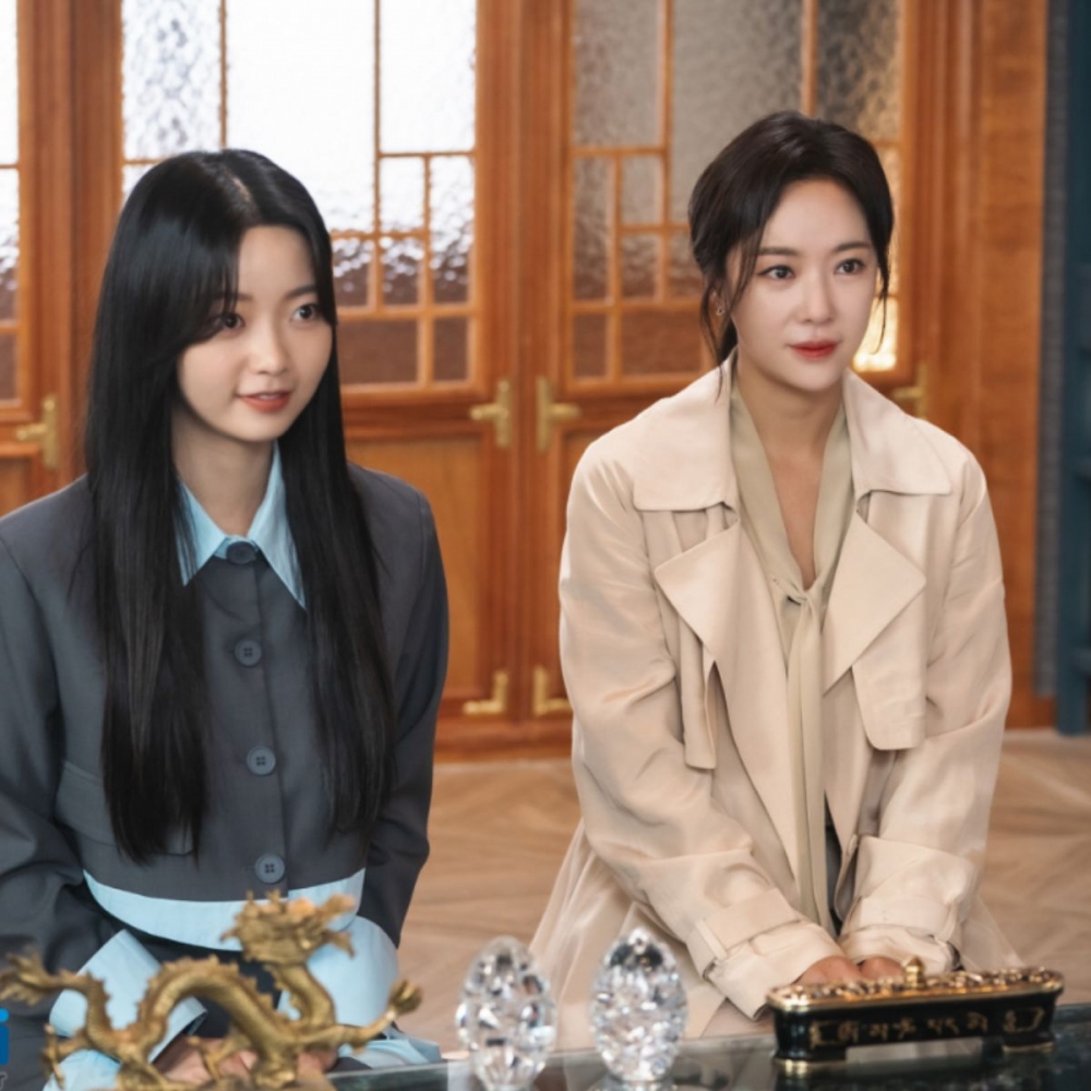Hwang Jung Eun (phải) hắc hóa trong "7 Escape"