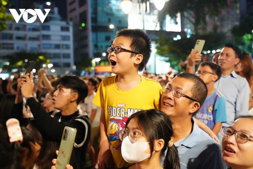 At 21:00, fireworks go off at the two venues, lighting up the skies to local residents’ fascination.